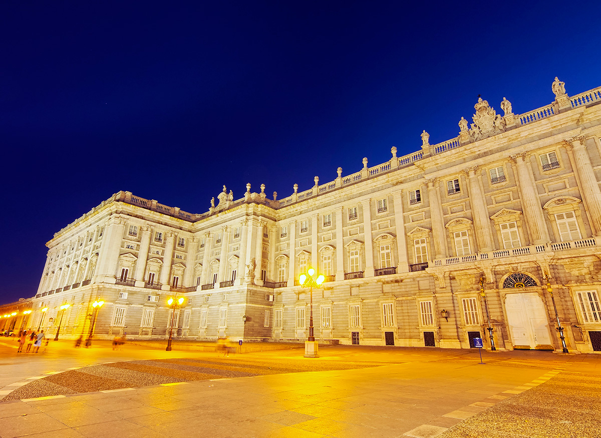 royal-palace-in-madrid-PKQJQMN.jpg